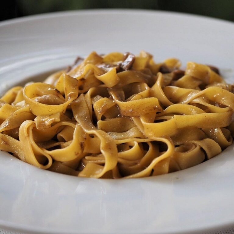 Piatto di pasta fatta in casa della Trattoria La Rocca a Ceri