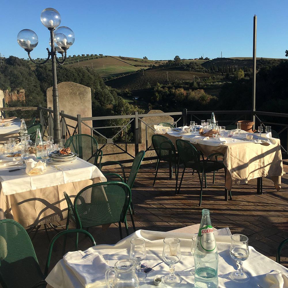 Vista panoramica dalla terrazza della Trattoria La Rocca a Ceri sulla vallata di Cerveteri