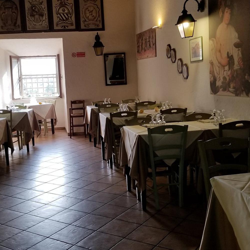 Sala interna della Trattoria La Rocca a Ceri