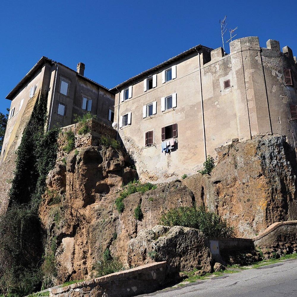 Borgo medievale di Ceri con la rupe di tufo, sede della Trattoria La Rocca