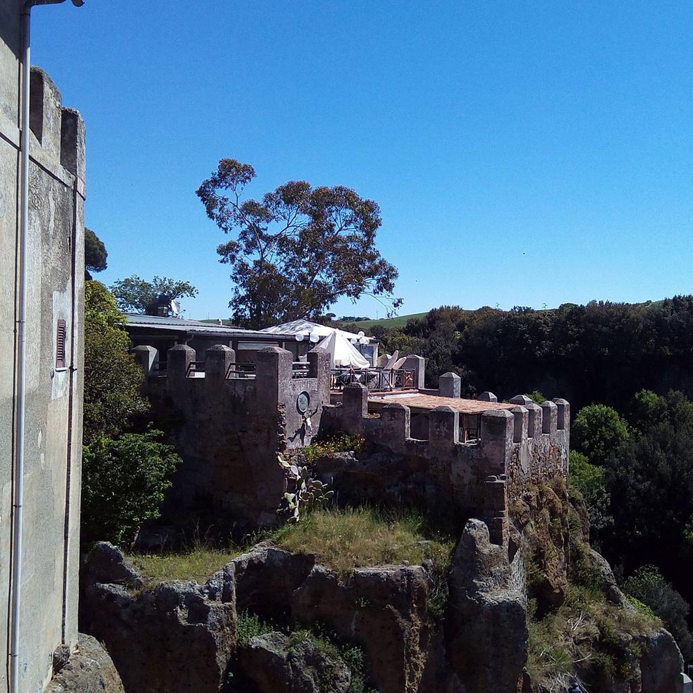 Esterno della Trattoria La Rocca a Ceri con cielo azzurro
